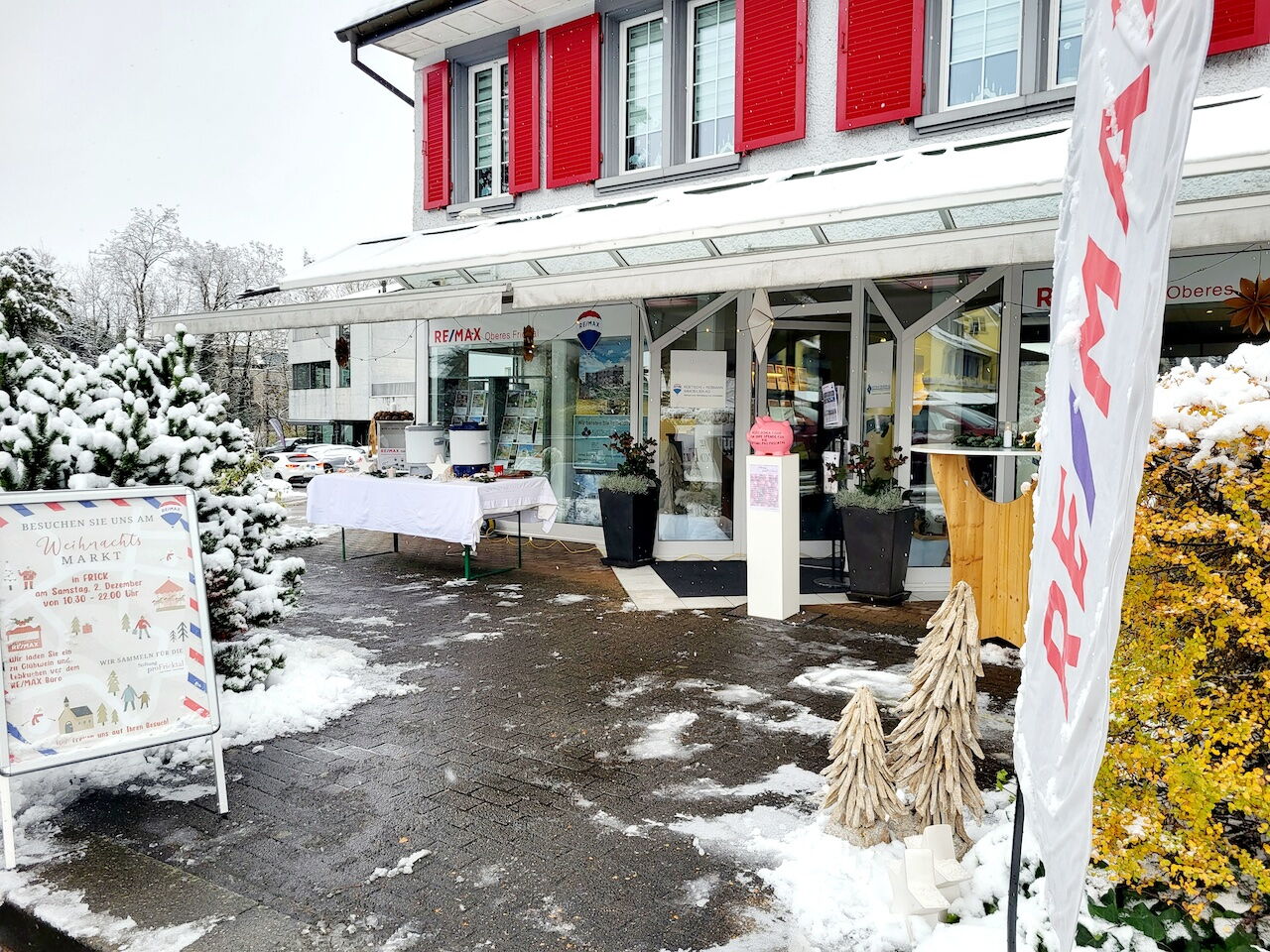 Die REMAX Frick hat am Weihnachtsmarkt mit ihrem Stand mit Glühwein und Kuchen für die Stiftung Pro Fricktal Spenden gesammelt.