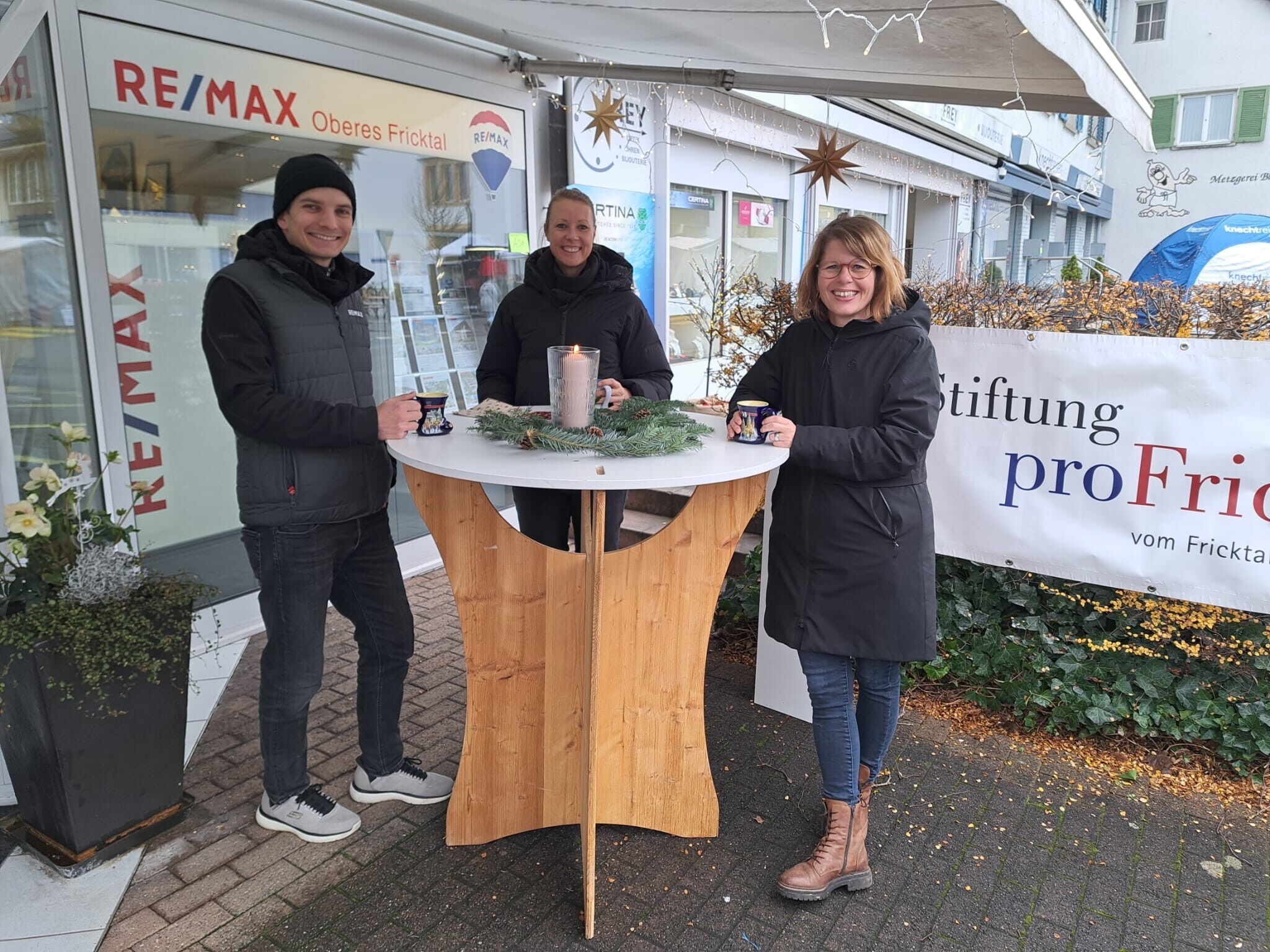 RE/MAX Frick hat am Weihnachtsmarkt mit ihrem Stand mit Glühwein und Kuchen für die Stiftung Pro Fricktal einen schönen Spenden von CHF 475.-- gesammelt. Herzlichen Dank dem Team RE/MAX Frick!